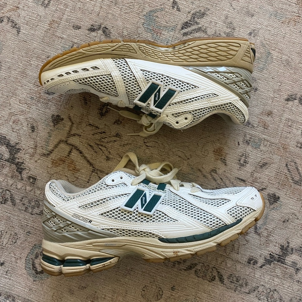 New Balance 1609r men’s size 10.5
